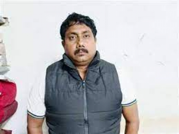 वोटरों को शराब और पांपलेट बांटता पकड़ाया छात्र.पालक संघ का प्रदेश अध्यक्ष