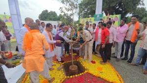 बेसोली में आयोजित वन महोत्सव और फल उद्यान उद्घाटन कार्यक्रम में वनमंत्री केदार कश्यप हुए सम्मिलित