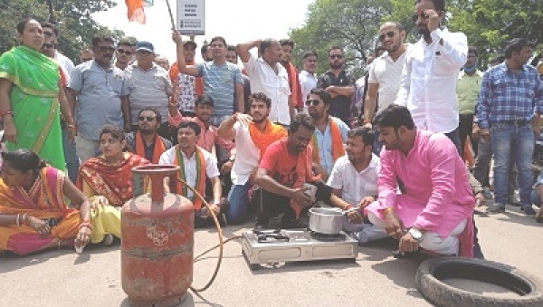 तपती धूप में गरीबों के हक की लड़ाई, दुकानों के आबंटन में भ्रष्टाचार के खिलाफ 4 घंटे चक्काजाम...