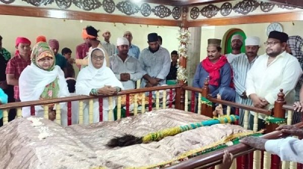 रहमतों की बारिश के बीच महबूब की शान में निकला जुलूसे मुहम्मदी, फहराया गया परचमे इस्लाम