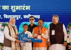 &ldquo;पक्का मकान बन गया है?&rdquo; &ndash; प्रधानमंत्री श्री नरेंद्र मोदी के सवाल पर मुस्कराए दल्लु राम बैगा, कहा &ndash; &ldquo;हां, बन गया है&rdquo;