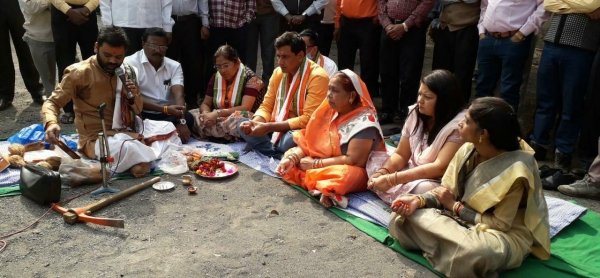 *मेयर कार्यकाल का अंतिम दिन भूमिपूजन से शुरू* मेयर देवेंद्र की पहल से सेक्टर 3 इंटक कार्यालय परिसर में बनेगा डॉम शेड,आज हुआ भूमिपूजन