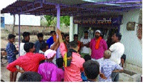 खेतों की सुरक्षा में ग्रामीण किसानों ने लगाई फेंसिंग  बजरंग दल ने दी सभ्य रुप से रक्षा करने की समझाइश