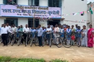 बुंदेली में स्वतंत्रता दिवस पर छात्राओं को मिली सरस्वती साइकिल
