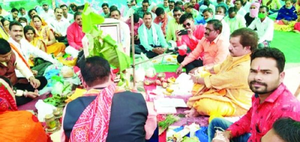 मांग पूरा कराने सचिवों ने किया सद्बुद्धि यज्ञ और सत्यनारायण पूजा