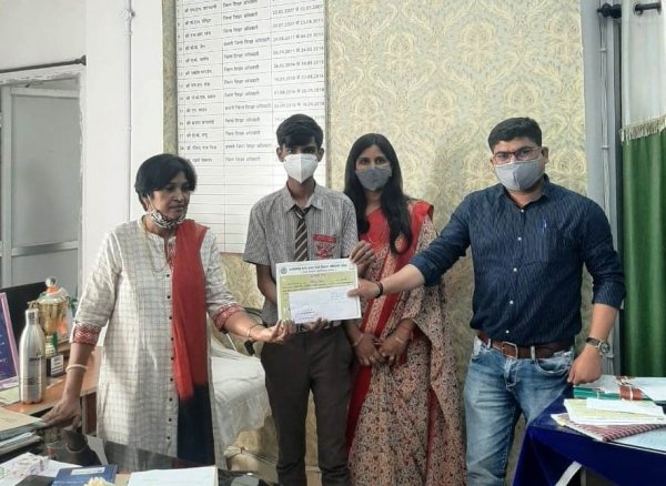 ऊर्जा संरक्षण पर आधारित चित्रकला एवं स्लोगन प्रतियोगिता के विजयी छात्र पुरस्कृत किए गए