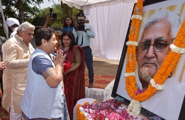 राज्यपाल उइके ने स्व. गोविंद लाल वोरा की आदमकद प्रतिमा का अनावरण किया