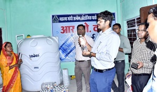 कलेक्टर ने किया धरदेई के रीपा में उत्पादित सामग्रियों का अवलोकन