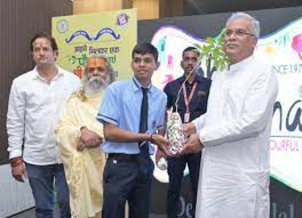 &lsquo;आईये मिलकर एक पौधा लगाएं श्रीराम के नाम&rsquo; कार्यक्रम में शामिल हुए मुख्यमंत्री, बच्चों को किया पौधों का वितरण