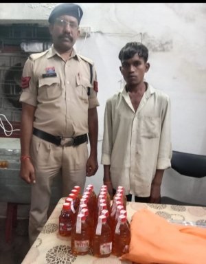 अवैध शराब बिक्री के आरोप में 26 वर्षीय युवक गिरफ्तार, दुर्ग पुलिस ने 5.220 बल्क लीटर शराब और बिक्री की रकम सहित ₹2,950 का माल किया जब्त