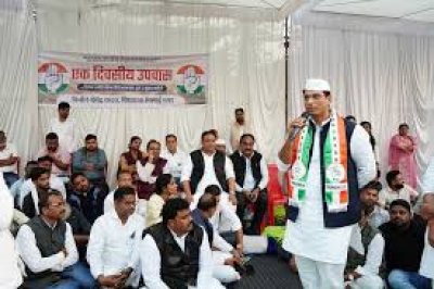 विधायक ने उपवास रखकर किया सरकार के नई गाइड लाइन का विरोध