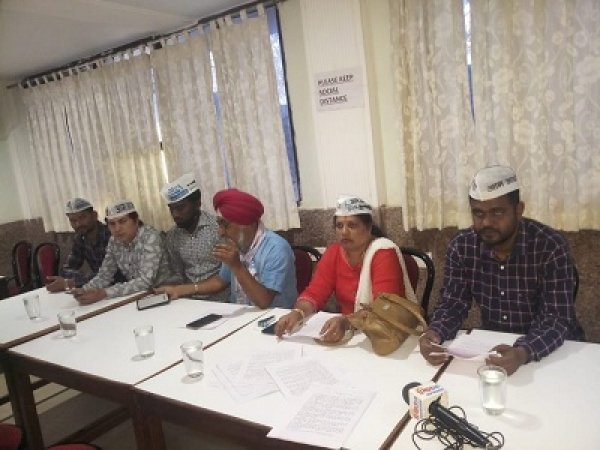 पार्षद एम लक्ष्मी ने नामांकन शपथ पत्र में संपत्ति से जुड़ी जानकारी छिपाई,कलेक्टर ने मिलने आये आप नेताओं से कहा चुनाव याचिका करे फाईल