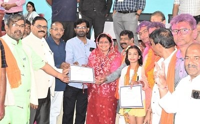 कलेक्टर एवं जिला निर्वाचन अधिकारी ने किया व्यवस्थाओं का अवलोकन, रिटर्निंग अधिकारियों द्वारा प्रदान किया गया निर्वाचित अभ्यर्थियों को प्रमाण पत्र