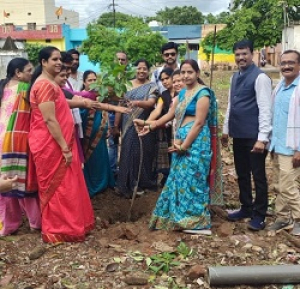 कांग्रेस व्यापार प्रकोष्ठ ने किया वृक्षारोपण : अफजल