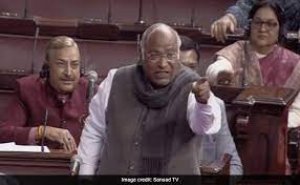 मल्लिकार्जुन खरगे के &#039;आजादी में बीजेपी के योगदान&#039; वाले बयान पर हंगामा, माफी की मांग पर बोले- बयान पर कायम हूं