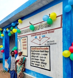 पहाड़ी कोरवा बिखनी बाई ने पूरे परिवार के साथ विधिवत पूजन कर खुशी-खुशी किया अपने पीएम आवास में गृहप्रवेश