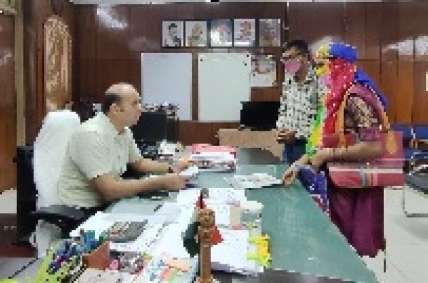 जमीन से मात्र 05-06 फीट ऊंचाई पर लटकती बिजली की तार ......