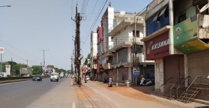 सड़क व बाजार में पसरा सन्नाटा पर गली मोहल्ले में बेअसर दिखा संडे लॉकडाउन कोरोना का संक्रमण कम होते ही लोगों में दिखने लगी बेपरवाही