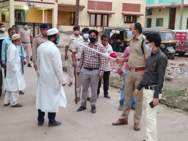 लॉक डाउन का पालन कराने सड़कों और गलियों में घूमे आयुक्त और सीएसपी ब्राह्मण पारा में किए  1500 फाईन, केलाबाड़ी में 4 लोगों पर लगाया जुर्माना ....