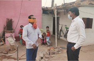 लोगों को जागरूक करने रिसाली आयुक्त पहुंचे घरों तक , वैक्सीनेशन के लिए किया पे्ररित, पटेल पारा में लगेगा शिविर