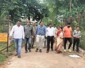 रायपुर नाका मुक्तिधाम में चल रहे उन्नयन व सुंदरीकरण कार्य का निरीक्षण करने महापौर टीम के साथ पहुँची