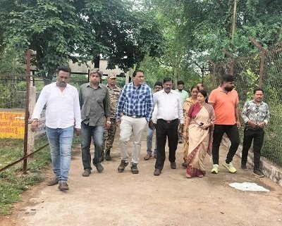 रायपुर नाका मुक्तिधाम में चल रहे उन्नयन व सुंदरीकरण कार्य का निरीक्षण करने महापौर टीम के साथ पहुँची
