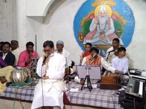 विधानसभा अध्यक्ष डॉ महंत ने महादेव घाट समाज भवन पहुँच कर कबीर दर्शन यात्रियों का किया स्वागत ....