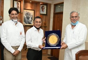 मुख्यमंत्री बघेल ने लिटिल मास्टर गावस्कर के अंतर्राष्ट्रीय क्रिकेट में 50 वर्ष पूर्ण होने पर किया सम्मानित