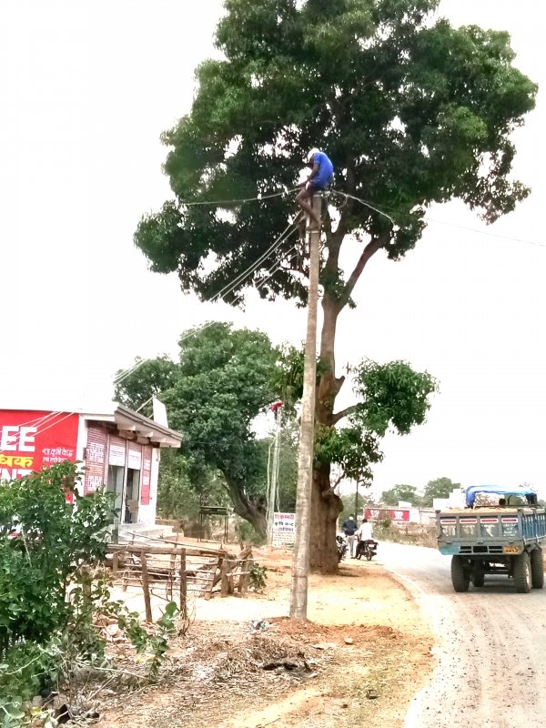 बिजली की अघोषित कटौती से सभी परेशान। दर्जनों बार की जाती है कटौती