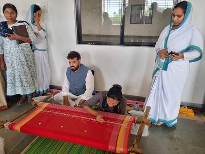 ग्रामोद्योग बोर्ड अध्यक्ष राकेश पाण्डेय ने किया ग्रामोद्योग इकाइयों का निरीक्षण