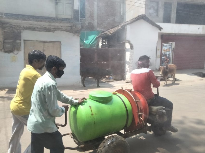 वार्ड पार्षदों की सक्रियता से वार्ड और शहर हो रहा सेनेटाइजिंग...