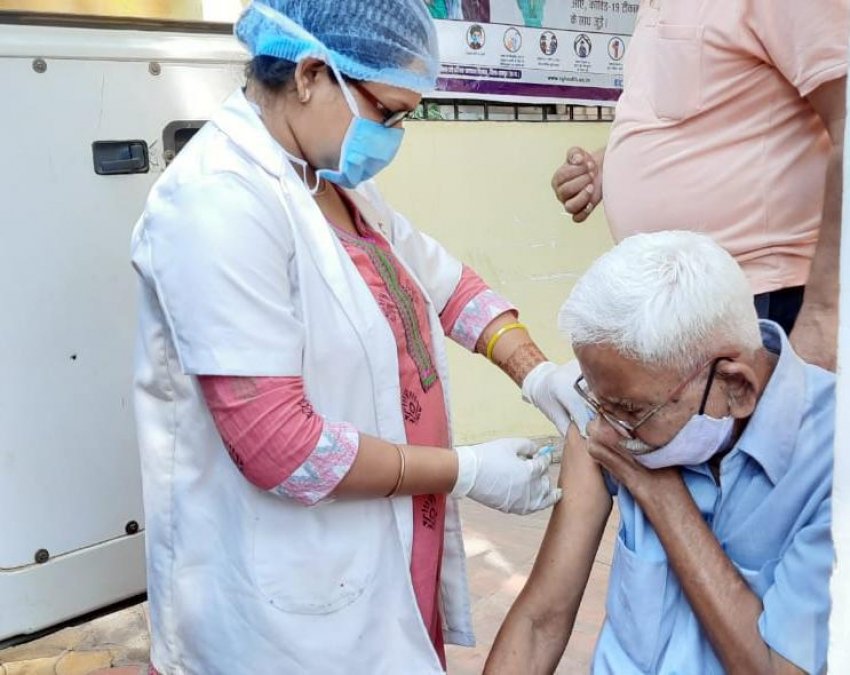 वृद्ध आश्रम के बुजुर्गों का किया गया शत-प्रतिशत टीकाकरण