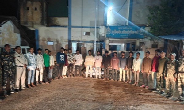 होली से पहले धमतरी पुलिस का सख्त एक्शन, गुंडा-बदमाशों पर कसी नकेल , जिले में शांति बनाए रखने 39 उपद्रवी जेल भेजे, 35 आदतन बदमाशों की कराई गई परेड