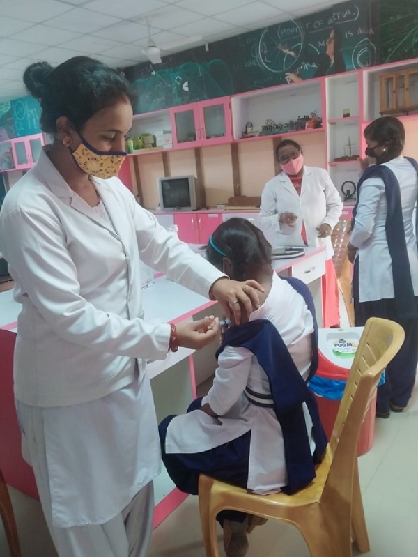 15 -18 वर्ष के बच्चों को दी जा रही वैक्सीन की पहली डोज