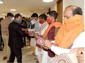 काशी विश्वनाथ धाम में काम करने वालों को ठंड में नंगे पांव नहीं करनी पड़ेगी ड्यूटी