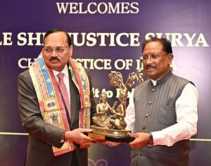 मुख्यमंत्री विष्णुदेव साय ने भारत के मुख्य न्यायाधीश न्यायमूर्ति सूर्यकांत का किया आत्मीय स्वागत
