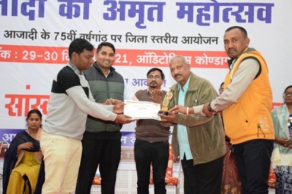 जिला स्तरीय कवि सम्मेलन एवं ओपन माईक के साथ अमृत महोत्सव का हुआ समापन