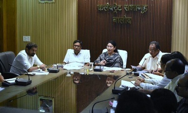 राजस्व प्रकरणों का समय-सीमा में निराकरण सुनिश्चित करें: कलेक्टर श्रीमती मिश्रा