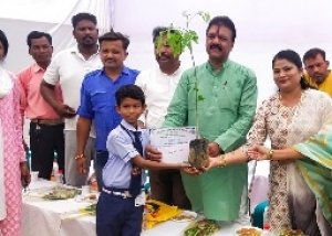 विश्व पर्यावरण के असवर पर आज झीरम मेमोरियल शहीद स्मारक में किया गया वृक्षारोपण