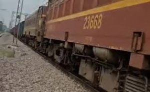 12 साल के बच्चे ने मासूम को चलती ट्रेन के सामने फेंका, पायलट ने ऐसे बचाई जान
