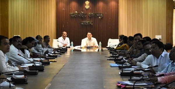 सभी शासकीय कार्यालयों में रैन वाटर हार्वेस्टिंग लगाकर तत्काल इसकी रिपोर्ट प्रस्तुत की जाए: कलेक्टर श्री चन्द्रवाल