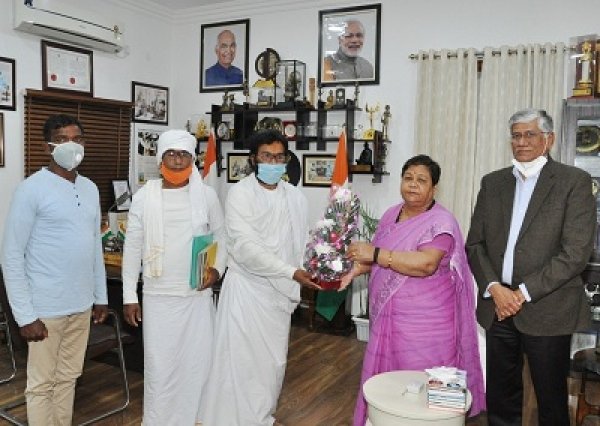 राज्यपाल ने तुलसी एजुकेशन एंड कल्याण समिति को एंबुलेंस प्रदान किया