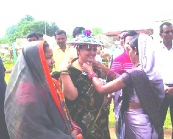 विधायक छन्नी साहू को ग्रामीणों ने पहनाई खुमरी, मनाया गया हरेली तिहार