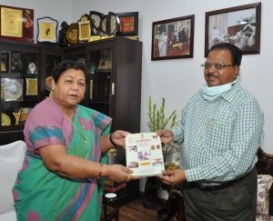 युवा स्वरोजगार से जुड़े, इससे वे स्वयं अपने पैरों पर खड़े होंगे और दूसरों को भी रोजगार देंगे: सुश्री उइके
