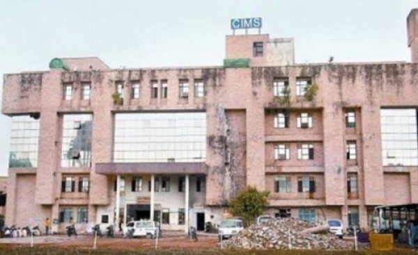 कोविड से मध्यम वर्गीय परिवार हो रहे बर्बाद , एक पेशेंट 10 से 15 हजार का खर्च...