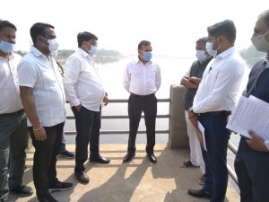 कलेक्टर ने किया चांपा के रामबांधा तालाब के सौंदर्यीकरण कार्य का निरीक्षण किया