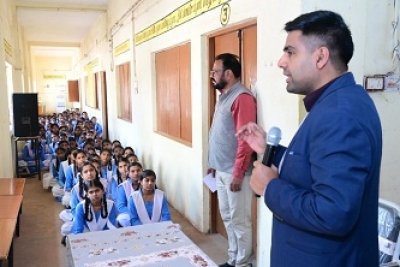 कलेक्टर ने कम परीक्षा परिणाम वाले स्कूलों का किया निरीक्षण