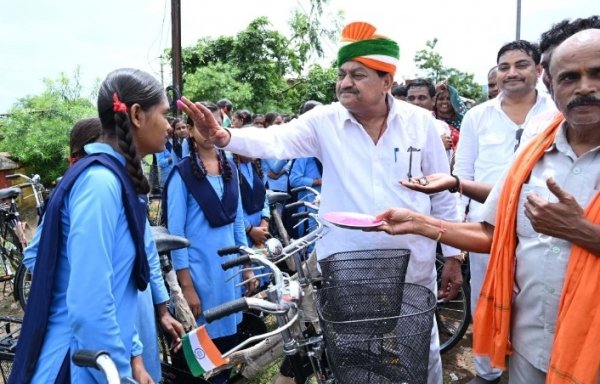 खाद्य मंत्री  बघेल ने 88 छात्राओं को किया साइकिल वितरण
