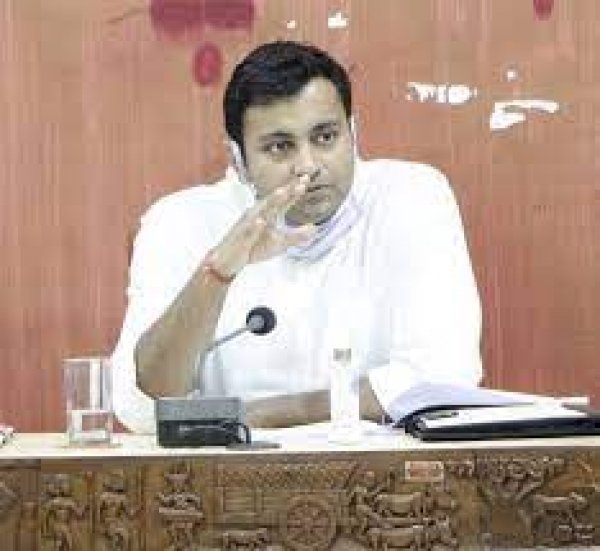 कलेक्टर ने किया एनएमडीसी के निर्माणाधीन ऑक्सीजन प्लांट का अवलोकन