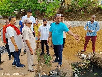 कमिश्नर ने स्वास्थ्य प्रभारी व पार्षद समेत निगम अफसरों के साथ राजीव नगर में सफाई व्यवस्था देखी
